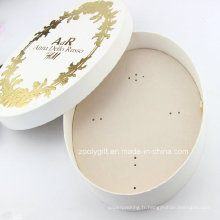 Boîte cadeau à bijoux beige de forme ovale avec logo en estampillage d'or